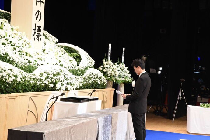 追悼のことばの様子（市長）