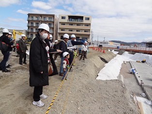 第2回市民プログラムワークショップで、工事中の公園現場を確認にいく様子