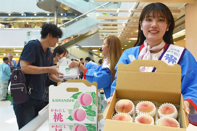 写真:桃の即売会の様子