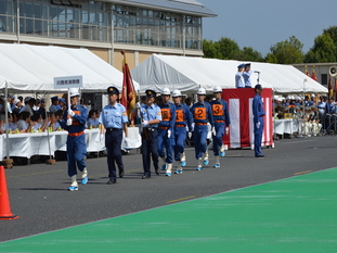 消防団員が行進している写真