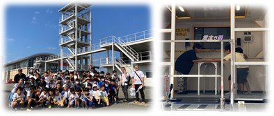 防災教室で地震体験装置に入るこどもなどの写真