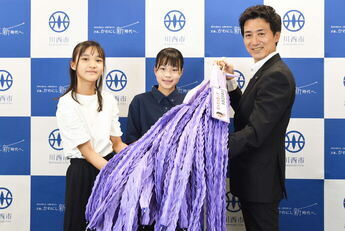 折り鶴を奉納する折り鶴平和大使