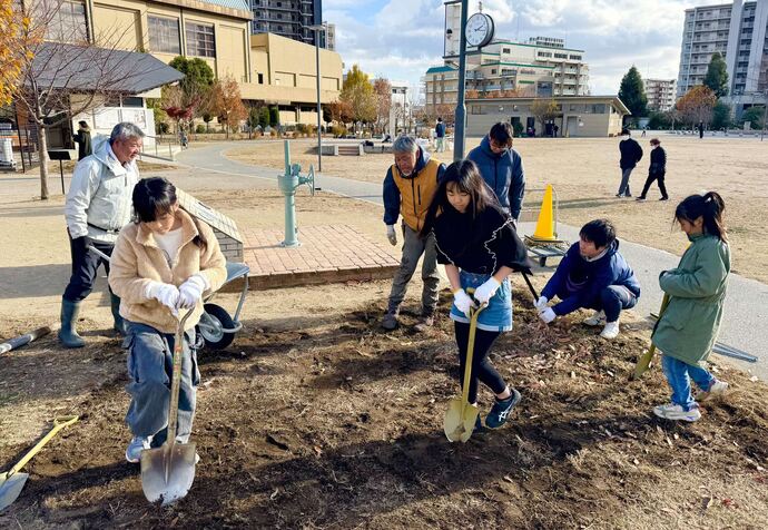 枯れた低木を除去する様子