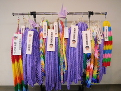 2021年に集まった14627羽の折り鶴の写真