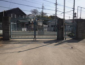 川西中　正門(校内)