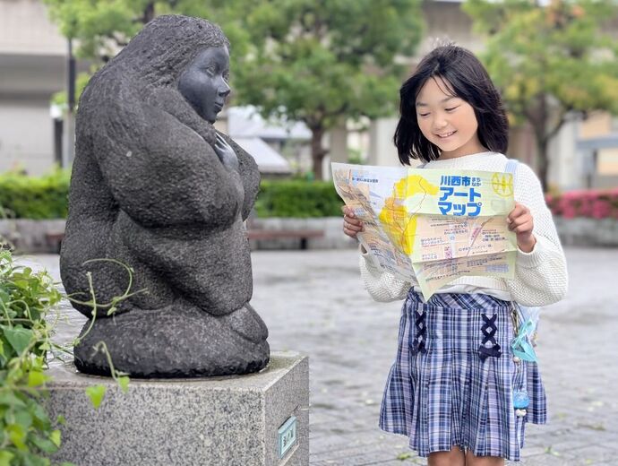 川西市まちなかアートマップを見ている人
