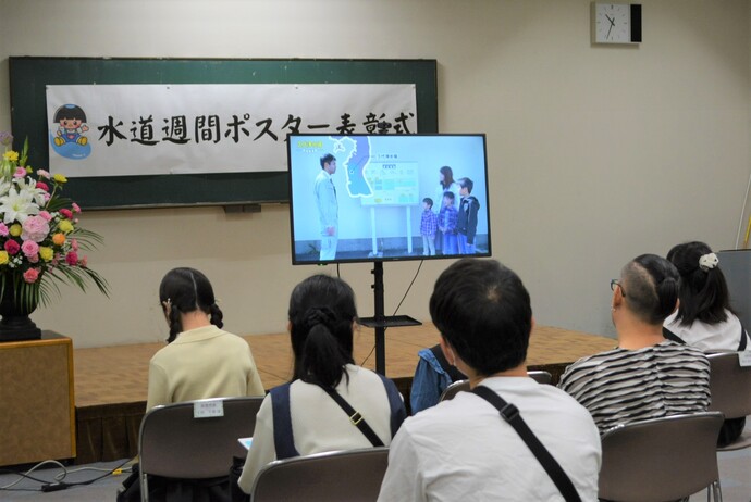 写真：動画視聴の様子