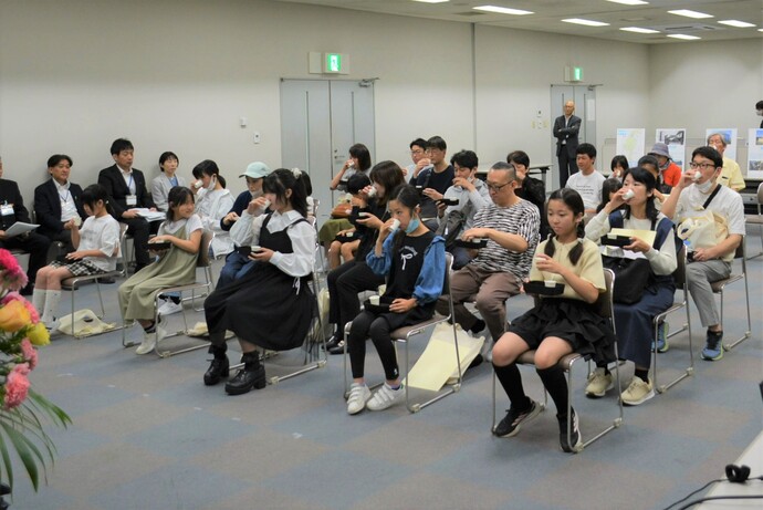 写真：利き水体験の様子