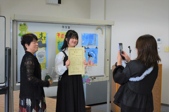 写真：ご家族で記念写真を楽しまれている様子