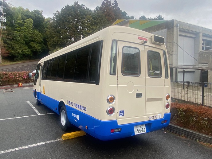 川西養護学校に宝くじ交付金を一部活用したバスが新たに納車されました
