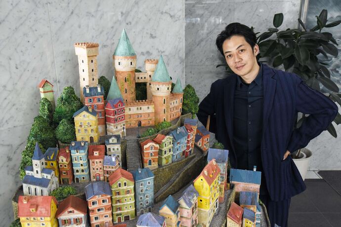 川西市役所1階では、西野さんが製作総指揮を務めたコマ撮り短編映画「ボトル・ジョージ」の撮影で使われたオブジェを4月2日（木曜日）まで展示しています。