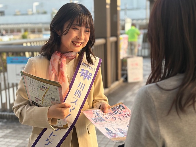 チラシ配りの画像