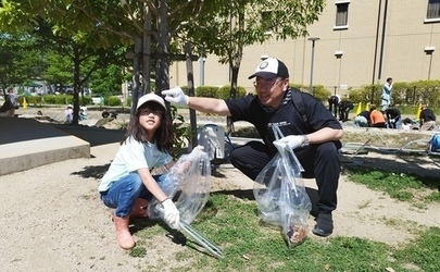 ゴミ拾いをする親子の写真