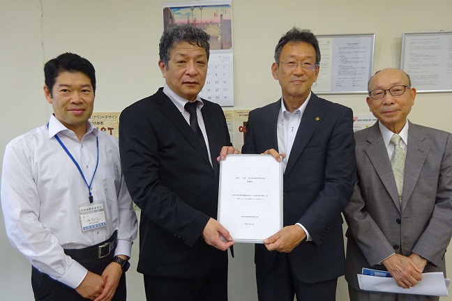 川西市社会教育委員の会の議長・副議長から教育委員会へ審議報告書が手渡される