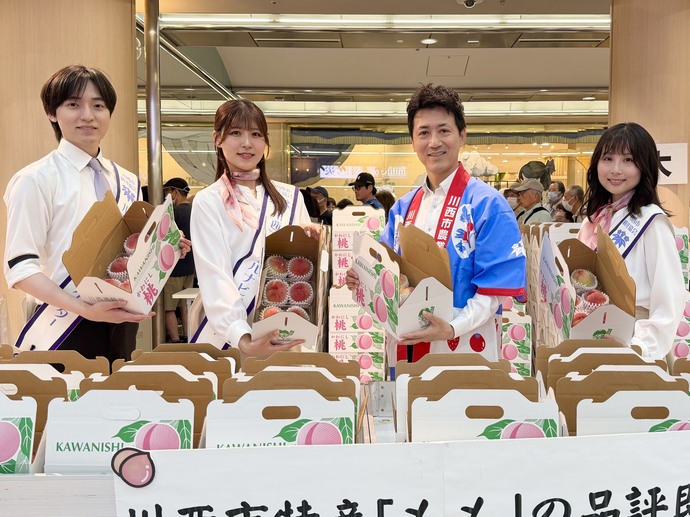 桃の即売会の様子