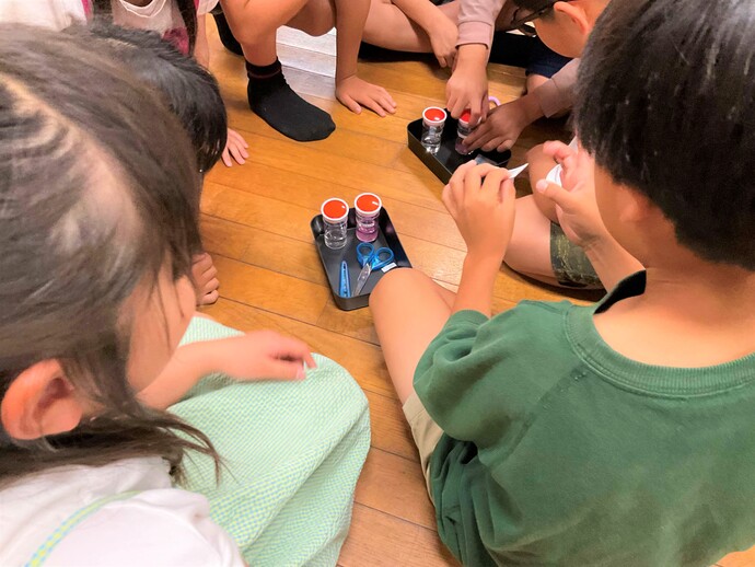 写真：授業で実験をする生徒のみなさん（1）