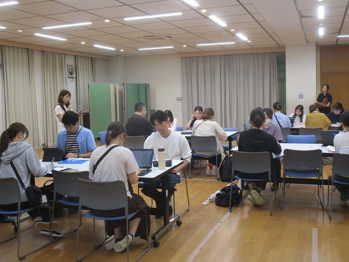 川西市立川西小学校「学びの探究」研究授業後の教職員によるグループ協議
