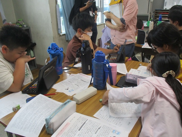 川西市立川西小学校「学びの探究」指定研究授業における児童の話し合いの様子