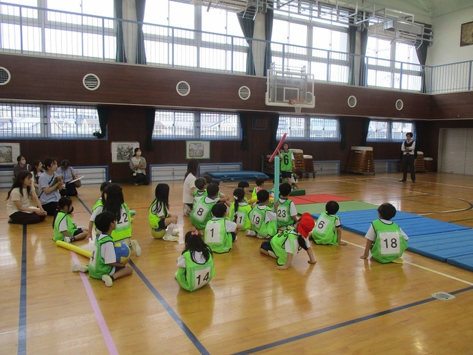 川西市立川西小学校「学びの探究」研修会での1年生体育の授業