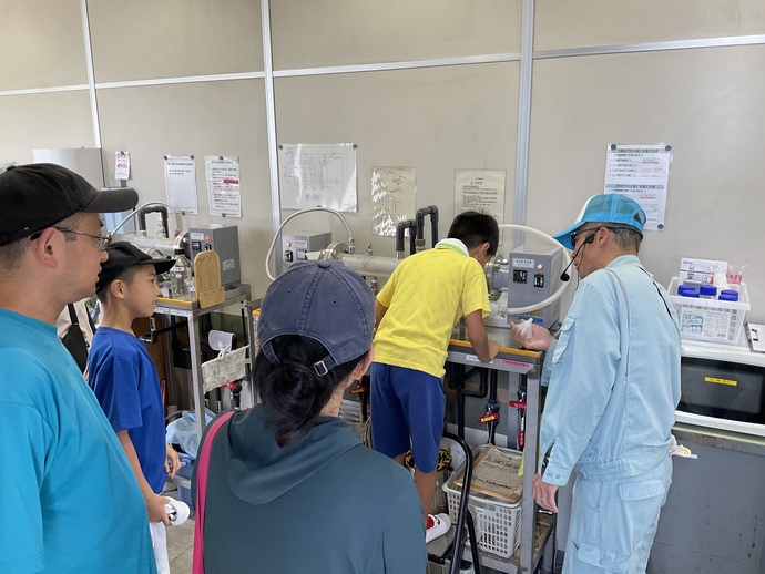 臭気検査を体験される様子