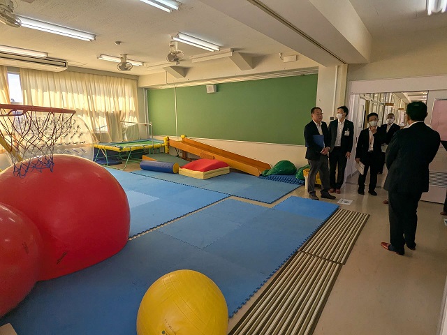三田市立ひまわり特別支援学校のトレーニングルームを視察
